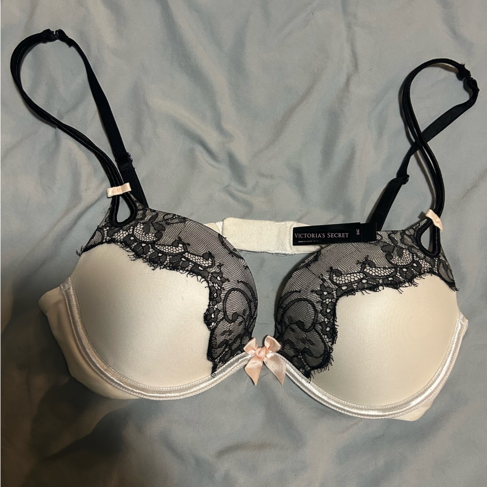 Victoria’s Secret Lacy Plunge Push-up Bra